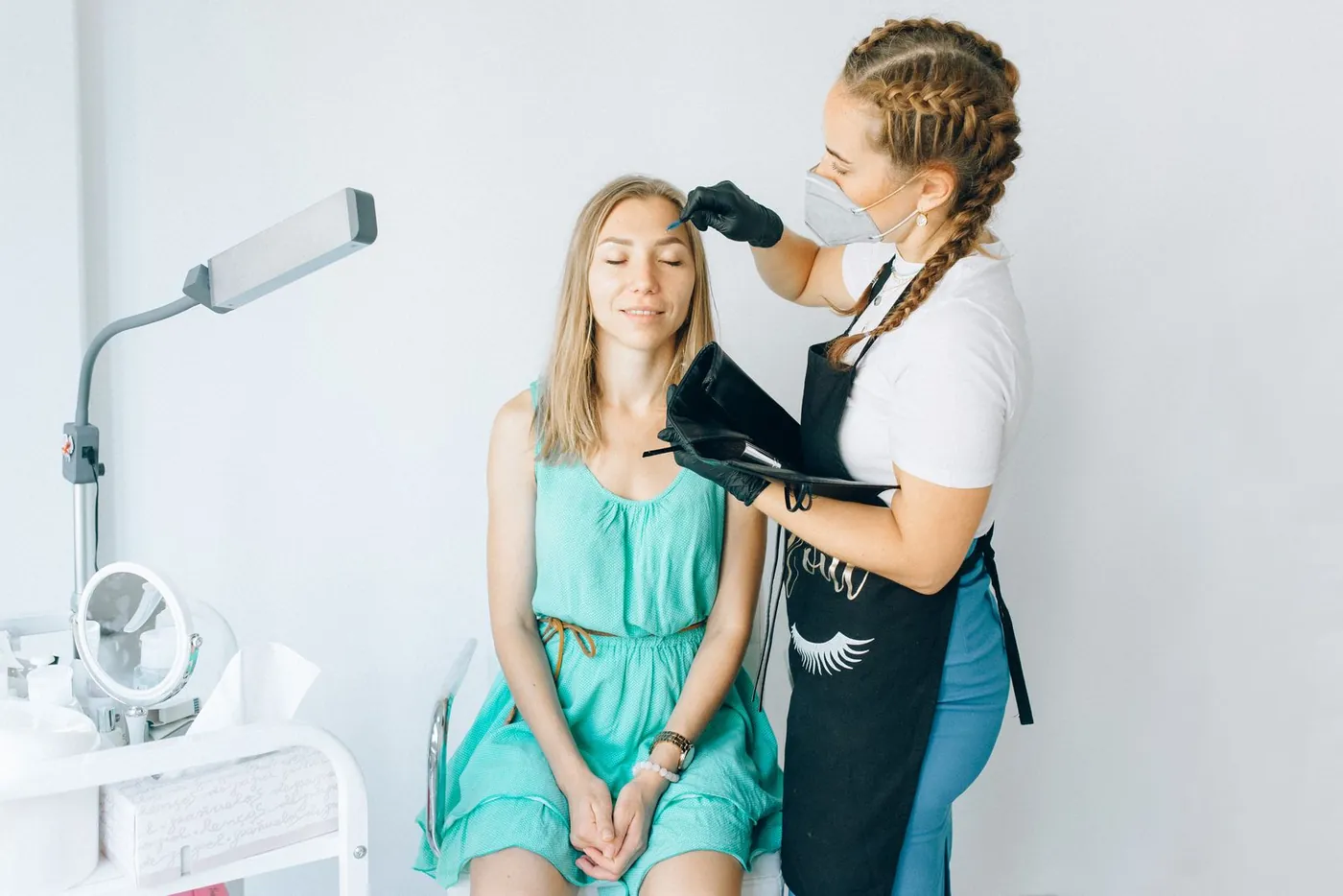 Profesional de micropigmentación trabajando el diseño de cejas